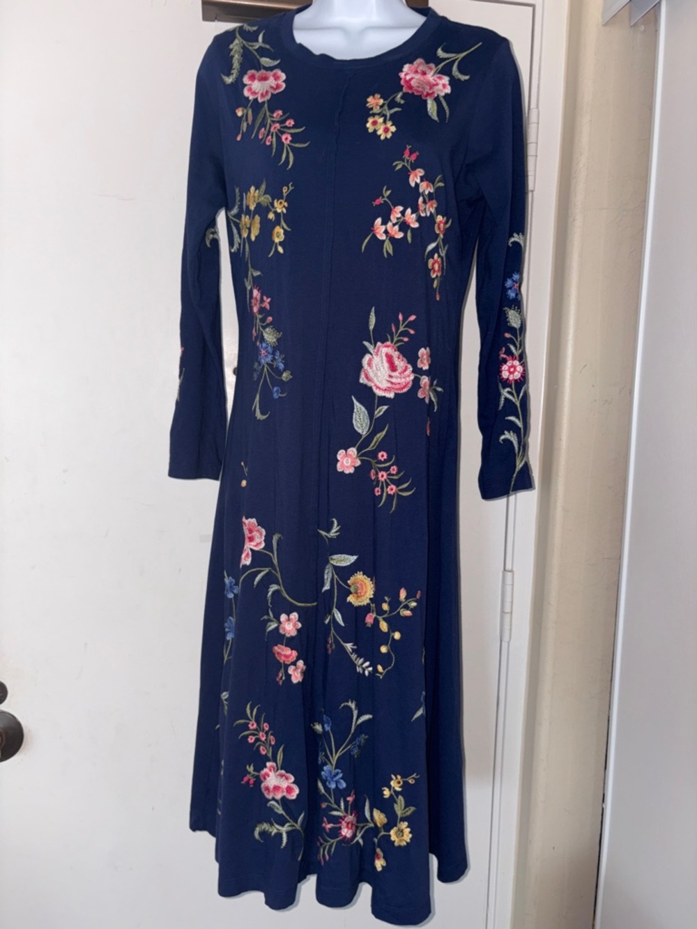 Johnny Was Raw Seam Crew-Neck Dress/PS
IN BRAND NEW CONDITION/RETAIL/238$